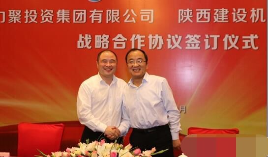 近日，陜建機(jī)械與安徽力聚簽訂戰(zhàn)略合作協(xié)議，陜建機(jī)械董事長楊宏軍，副總經(jīng)理、營銷總監(jiān)賀衛(wèi)東，安徽力聚投資集團(tuán)董事長宋執(zhí)壽，黨支部書記陳邦勤以及安徽潤路公司總經(jīng)理杜永龍等單位領(lǐng)導(dǎo)出席了會(huì)議