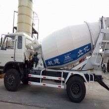 河南攪拌罐車生產(chǎn)廠家，億立實(shí)業(yè)4m3混凝土罐車專賣